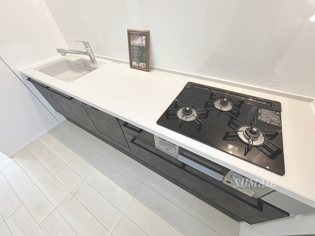 浦和区針ヶ谷4丁目戸建のキッチン|グリル付き3口コンロ！