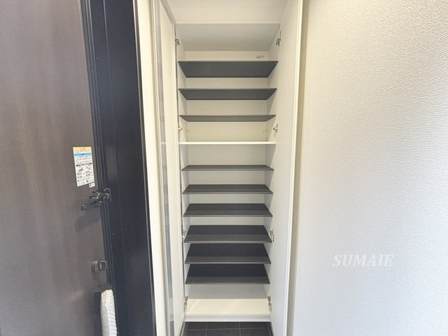 浦和区針ヶ谷4丁目戸建の玄関|シューズボックス！