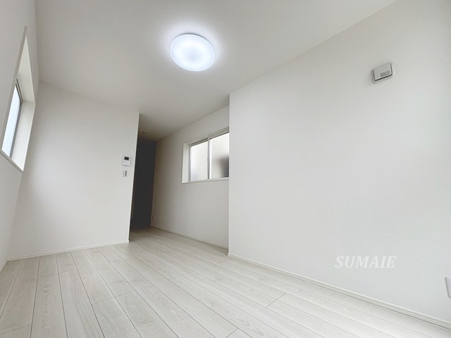 浦和区針ヶ谷4丁目戸建の居間・リビング|シンプルな内装です！