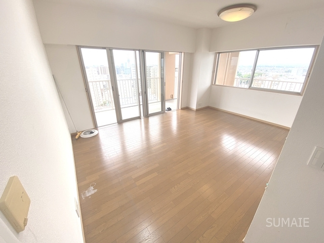 ハイムプラザ北浦和の居間・リビング|角部屋・最上階明るいリビング