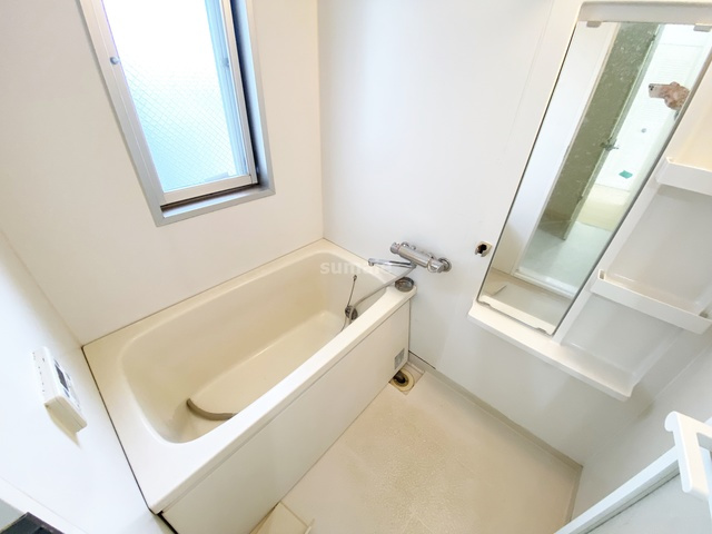 セレーノ大宮D棟の浴室|窓付きで明るいバスルーム☆