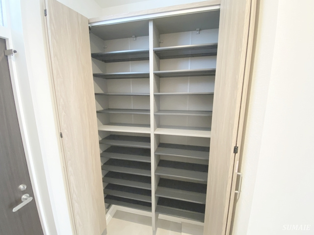 セレーノ大宮Bの玄関|大容量のシューズボックス！