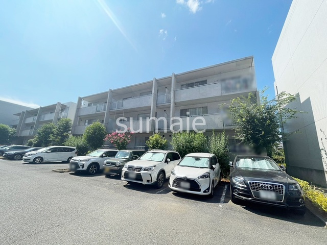 セレーノ大宮Bの駐車場|広々とした駐車場です。