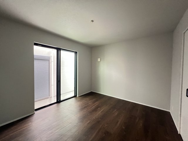 普通の建売住宅では物足りないアナタへ…【神奈川区三ツ沢中町】新築戸建の洋室|落ち着いた色調の洋室です