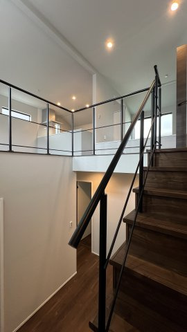 普通の建売住宅では物足りないアナタへ…【神奈川区三ツ沢中町】新築戸建の居間・リビング|ゆったり過ごせるリビングです