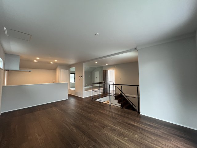 普通の建売住宅では物足りないアナタへ…【神奈川区三ツ沢中町】新築戸建の居間・リビング|使いやすいリビングです