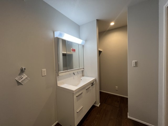 普通の建売住宅では物足りないアナタへ…【神奈川区三ツ沢中町】新築戸建の独立洗面台|独立洗面化粧台付き