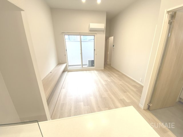 カーサ・ソンリエンテの居間・リビング|キッチンカウンターより