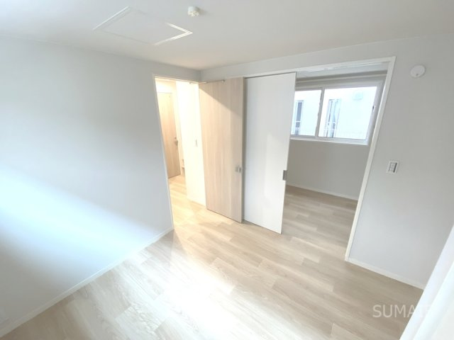 カーサ・ソンリエンテの洋室|4.8帖洋室　別角度