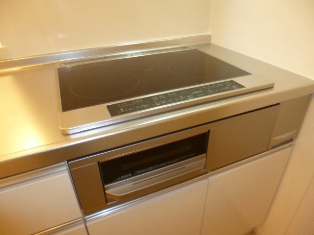 ロカ　ブリリアントBのキッチン|３口IHコンロ