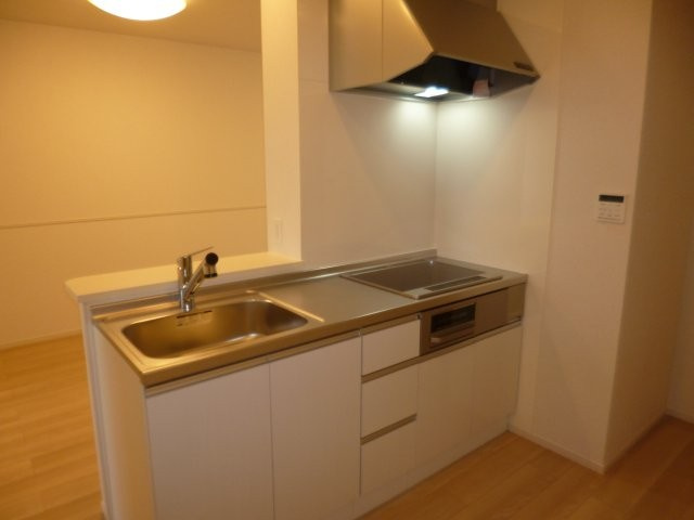 ロカ　ブリリアントBのキッチン|３口IHコンロ付システムキッチン