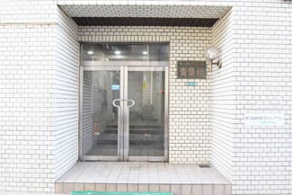 【エントランス】 | お客様を、そして住人を出迎えてくれるマンションのエントランス。ゴミが落ちていないことからも、管理状態の良さや住民の節度の高さが見て取れます。～即日のご見学可能～　お問合せはお気軽にどうぞ。
