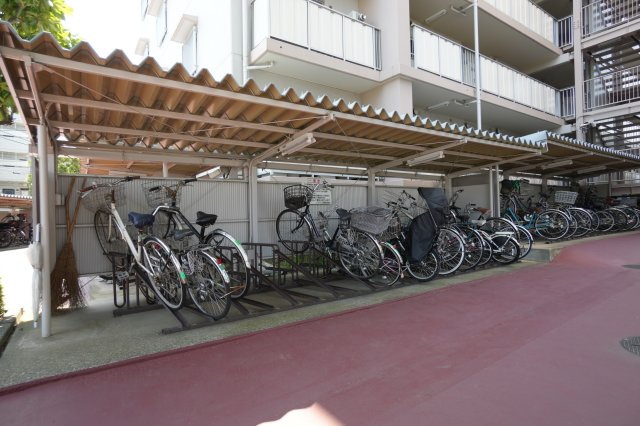 ソフィア上尾B棟の駐輪場|■私共は、強引なセールスは致しません。『今買えるから大丈夫』ではなく、『買った後の本当の幸せは何か』を考えた上でのご提案を徹底しております。どうぞお気軽にご連絡下さいませ。