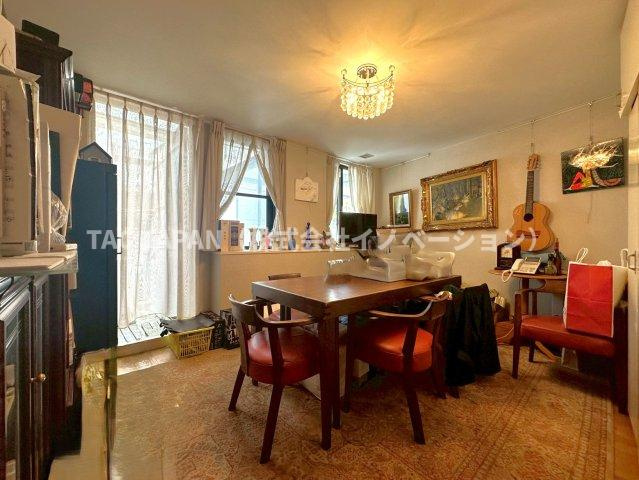 アーバンデザイナー設計・重厚SRC邸宅の洋室|暖かな日差しが注ぐ1階の洋室。祭事の休憩や打合せなど多岐にわたり活用されています。