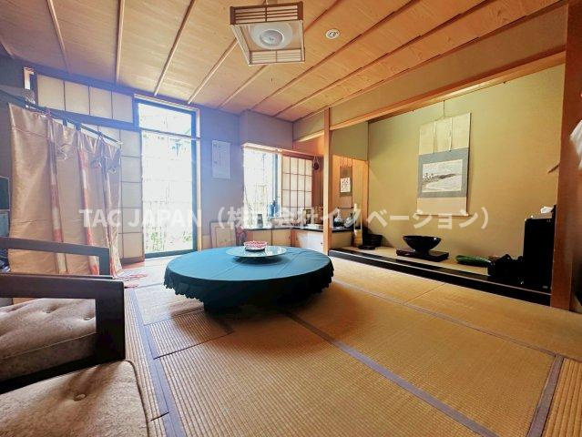 アーバンデザイナー設計・重厚SRC邸宅の和室|坪庭が望め高級旅館の一室を想像させる1階の和室（10帖）。奥の次の間には水屋やシャワールームを完備し茶室としての機能だけではなく講演会などの際には控室としても活用されています。