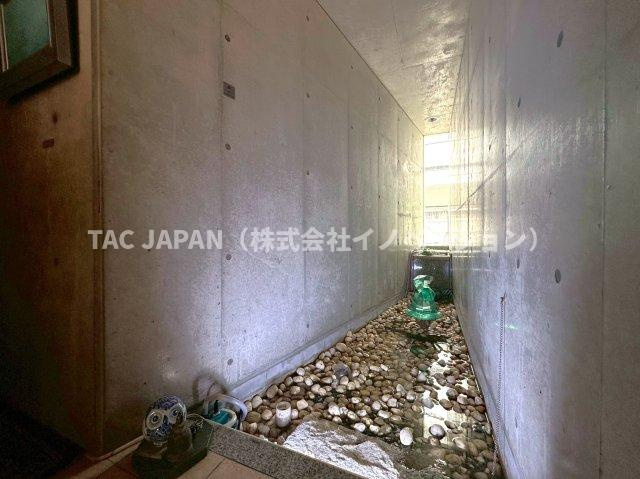 アーバンデザイナー設計・重厚SRC邸宅のその他|1階の回廊に設けられた趣あるデザイナーズオブジェ（有名作家作）。