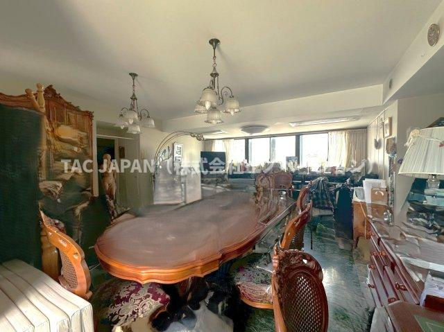 アーバンデザイナー設計・重厚SRC邸宅の居間・リビング|開放的なテラスに面する4階のリビング。眺望の良い浴室や広々としたキッチンスペースを備え独立した1LDK住戸としての活用も可能です。