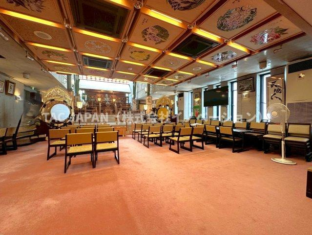 アーバンデザイナー設計・重厚SRC邸宅のその他|天井が高く社の上部に吹抜け（トップライト）が設けられ荘厳な雰囲気が満ちる2階のホール。音楽祭や講演会など多目的ホールとしても利用されています。