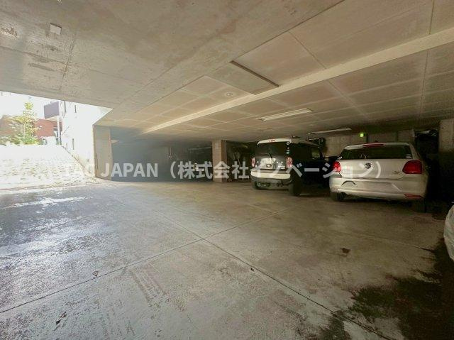 アーバンデザイナー設計・重厚SRC邸宅の駐車場|最大8台（車種により）駐車可能な地下駐車場。奥に広々とした倉庫も完備しています。