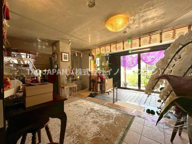 アーバンデザイナー設計・重厚SRC邸宅の玄関|詳細な資料の送付や見学のご予約など「03-5918-8689」までお気軽にお問合せください。
「中野区本町の物件」とお伝えいただけますとスムーズです。

