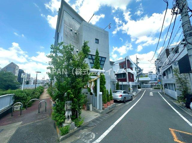 アーバンデザイナー設計・重厚SRC邸宅の前面道路含む現地写真|詳細な資料の送付や見学のご予約など「03-5918-8689」までお気軽にお問合せください。
「中野区本町の物件」とお伝えいただけますとスムーズです。