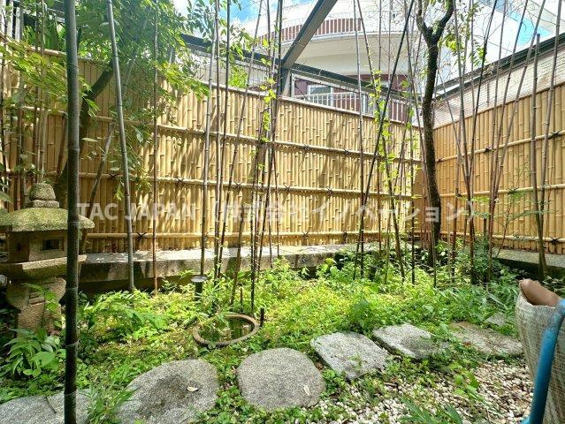 アーバンデザイナー設計・重厚SRC邸宅の庭|日当たりが良く開放的な空間がスポット的に設けられた1階の坪庭。季節の彩りを感じられる日本庭園が再現されています。