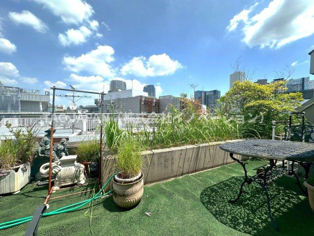 アーバンデザイナー設計・重厚SRC邸宅のバルコニー|新宿の街並みを一望でき不思議と空が近く感じられる4階バルコニーからの眺望。都心にいながら今にも空に手が届きそうな広々とした開放的空間が創造されています。