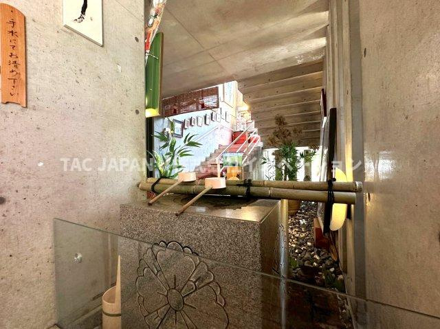 アーバンデザイナー設計・重厚SRC邸宅の玄関|玄関の右手には「手水舎」が設置されています。