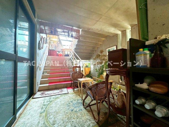 アーバンデザイナー設計・重厚SRC邸宅の玄関|2階のホールへと続く階段。室内は全て大理石の床で仕上げられ、上質かつ荘厳な雰囲気に満たされています。