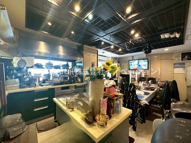 アーバンデザイナー設計・重厚SRC邸宅の居間・リビング|朝日がふんだんに注ぐ1階のダイニングキッチン。忙しい朝も機能的にスタートできますね。