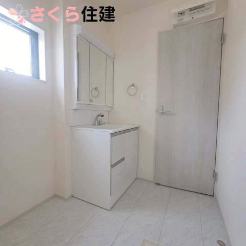 第1下野石橋　1号棟の脱衣所|三面鏡洗面台は収納もたっぷりあります♪