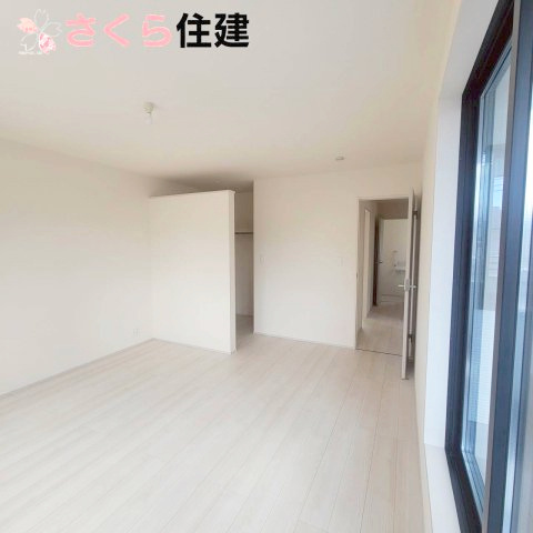 第1下野石橋　1号棟の洋室|2階9帖の洋室にはウォークインクローゼットがあり、収納場所には困りません♪