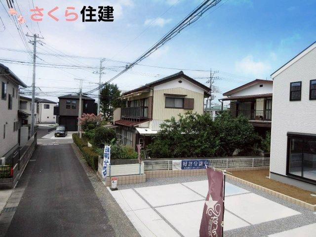 第1下野石橋　1号棟の前面道路含む現地写真|前面道路は4ｍですが交通量は少なく駐車の際も安心です♪