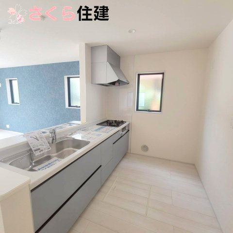 第1下野石橋　1号棟のキッチン|対面式システムキッチンは3口コンロでお料理の効率アップ♪