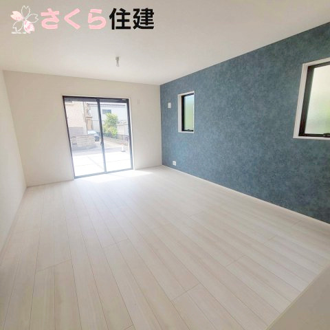 第1下野石橋　1号棟の居間・リビング|アクセントクロスが印象的なリビングは南向きで日当たり良好です♪