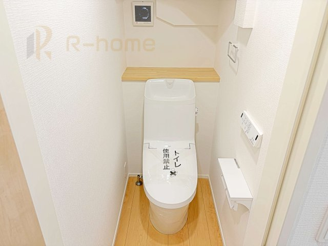 つくば市緑が丘第1期　新築戸建て　1号棟のトイレ|温水洗浄便座付きのトイレ。
トイレが２ヵ所設置で朝の忙しい時間でも安心です。