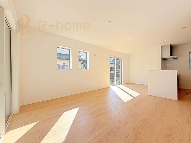 つくば市緑が丘第1期　新築戸建て　1号棟の居間・リビング|テラスへ繋がる開放的なリビング！大きな窓からは自然光が届きます。