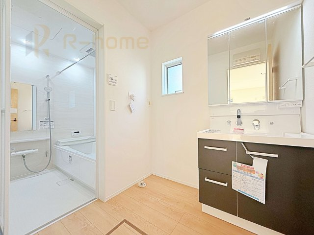 つくば市緑が丘第1期　新築戸建て　1号棟の洗面所|三面鏡の使いやすい洗面台です。忙しい朝も家族みんなで身支度可能なスペース。