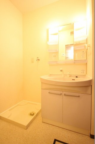 エスペランサ二見　A棟の洗面所|※お部屋により仕様が異なる可能性があります。