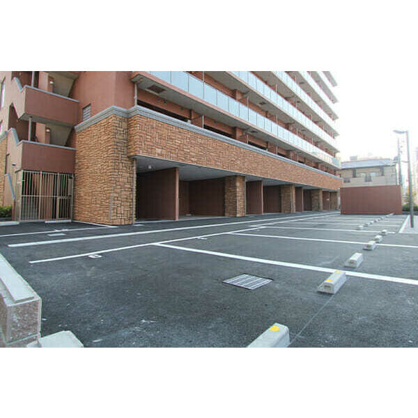 グランカーサ新大阪SOUTHの駐車場