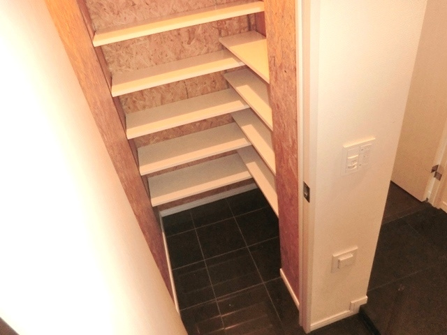 アルファスイート浦和本太フレストの玄関|別号室の参考写真です☆玄関にシューズクローセットあり！沢山入ります。☆