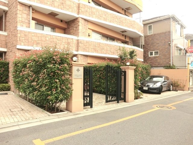 アルファスイート浦和本太フレストのエントランス