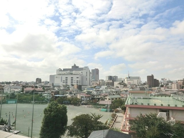 アルファスイート浦和本太フレストのバルコニー|別号室の参考写真です☆６階からの眺望・良好！小学校の校庭が見えます。☆