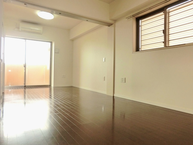 アルファスイート浦和本太フレストの居間・リビング|別号室の参考写真です。☆角部屋・２面採光で日当たり良好！オールフローリングタイプのお部屋です。☆