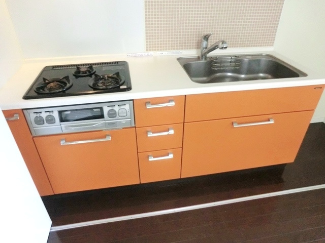 アルファスイート浦和本太フレストのキッチン|別号室の参考写真です☆３口ガス・システムキッチン・都市ガス仕様です。☆