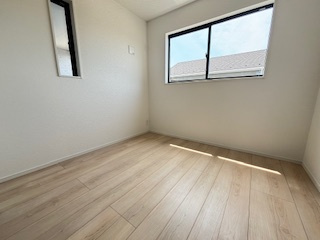 【洋室】 | 東広島市西条町寺家（寺家駅）全6区画　NO2 | 2階　洋室×3　収納付きでお部屋がスッキリ広く使えます。　