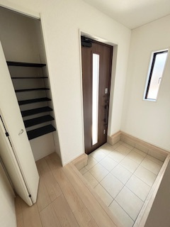 【玄関】 | 東広島市西条町寺家（寺家駅）全6区画　NO2 | 玄関に設置された収納☆