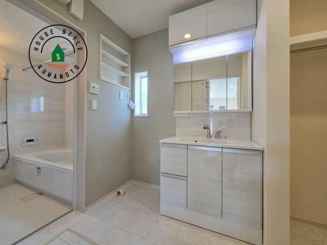 熊本市南区良町3丁目第1-2棟（1号棟）の脱衣所|ゆとりの洗面スペースで朝の身支度もスムーズに。暮らしを快適に変えるシャワー付洗面台です！