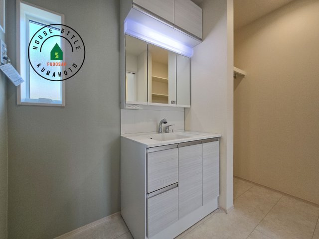 熊本市南区良町3丁目第1-2棟（1号棟）の独立洗面台|毎日使うものだから清潔な空間を保ちたい水回り。洗面にはそんな願いを解消させてくれる収納アイデアが満載です。三面鏡の裏側にはキャビネットが現れ小物から背の高い物まで収納できます。