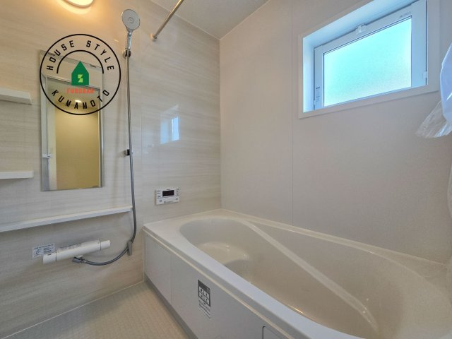 熊本市南区良町3丁目第1-2棟（1号棟）の浴室|1日の疲れを癒してくれる広々バスルーム。雨の日のお洗濯にも大活躍な浴室乾燥機付です！